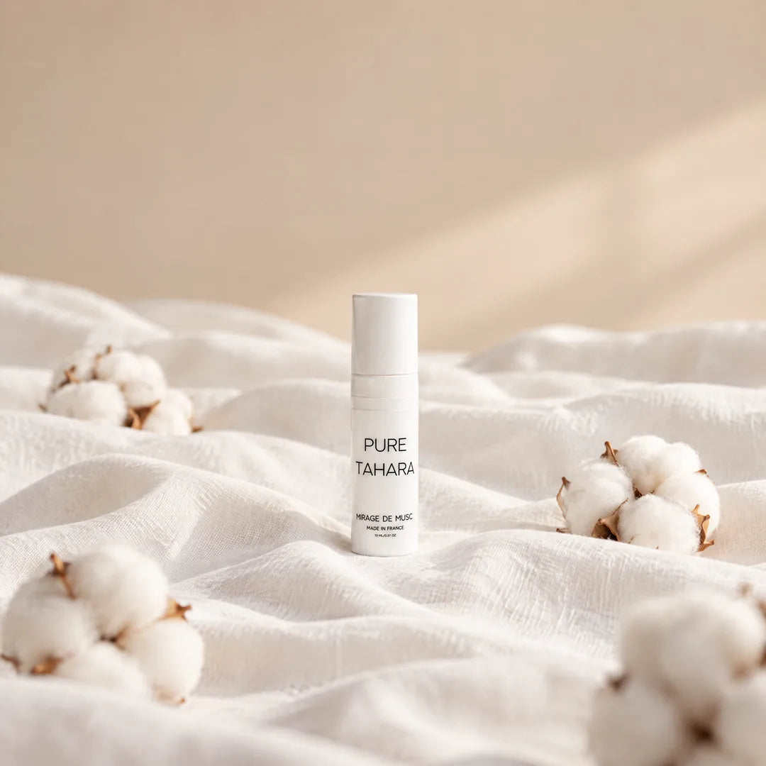 Le flacon Pure Tahara entouré de fleurs de coton